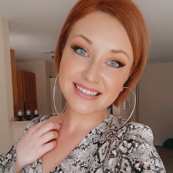 Meet your Posher, Alecia - Picture 2 of 2